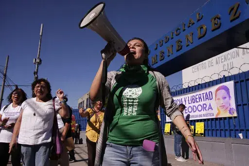 FILE - Women demand the government free women prisoners who are serving 30-year prison sentences for having an abortion, outside court in San Salvador, El Salvador on Dec. 13, 2017.  Abortion rights groups say President Nayib Bukele’s government has freed three Salvadoran women who were sentenced to 30 years in prison under the nation’s strict anti-abortion laws after suffering obstetric emergencies. Morena Herrera of the Citizen’s Group for the Depenalization of Abortion said late Friday,