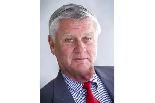 Associated Press Pulitzer Prize-winning political journalist Walter R. Mears, shown March 12, 1999 in Washington. Mears, who for 45 years fluidly and speedily wrote the news about presidential campaigns and elections for The Associated Press and won a Pulitzer Prize doing it, has died. He was 87. (AP Photo, File)